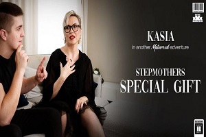 Kasia – Heiße blonde tschechische Nympho Milf Kasia hat ein sehr hardcore -Geschenk für ihren Stiefsohn