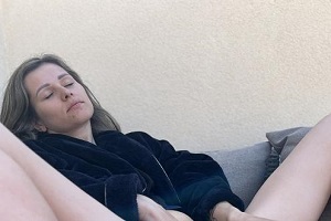 Josie frisch – wach auf und masturbiere Josie auf der sonnigen Morgenterrasse im Freien Jilling mit Dildo