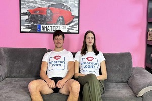 Lucka – Frisches achtzehn Babe zeigt ihre saftige Muschi
